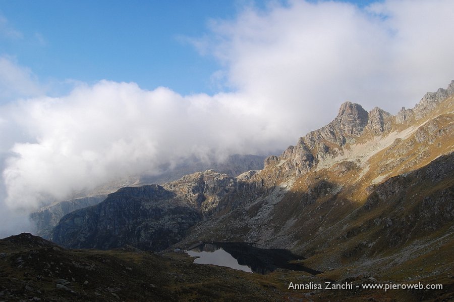 10 Ombra sul lago Cernello e nebbie in risalita.JPG